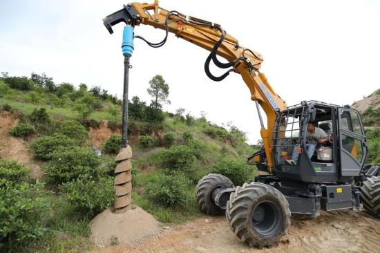 挖机改装螺旋钻，实现轻松打井