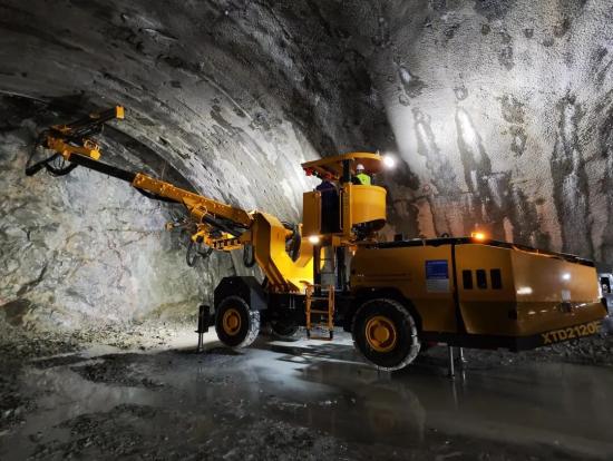 稳、准、狠！徐工F系列凿岩台车硬刚高硬度花岗岩