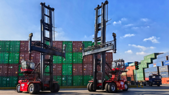 从“油”到“电”的绿色跃迁：三一纯电堆高机交付山东客户