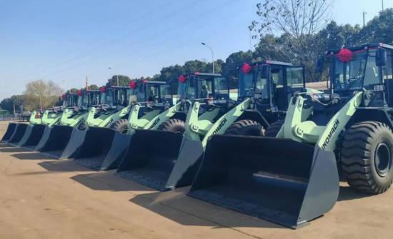 港口“绿色引擎”再添强劲动力！国机常林12台电动装载机批量交付