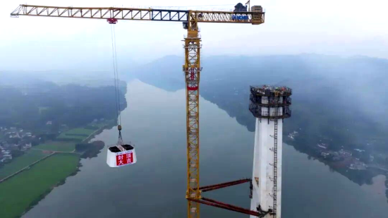 216.6米！徐工塔机助建汉阳湖岷江特大桥主塔封顶