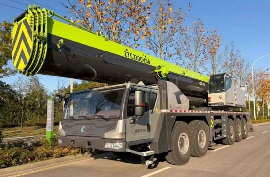 “重载之王，散活制霸”中联重科超级威锋VS系列220吨汽车起重机 ZTC2200VS863 新品震撼上市！