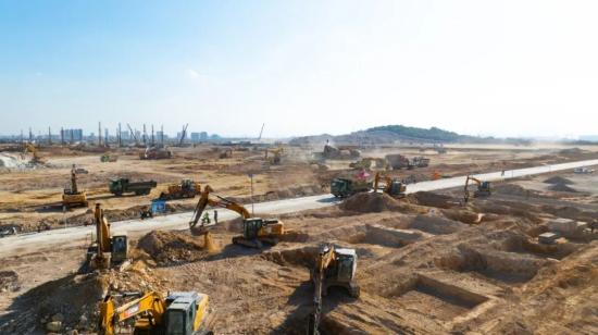 十个月，一座厂！徐工实力护航“超级电池工厂”