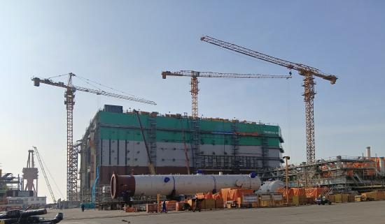 方圆集团多台塔机服务于新型船体建设