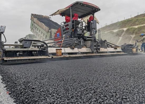 创新定义超宽幅施工新标准 | 戴纳派克SD2550CS大宽度摊铺机横钦高速施工侧记