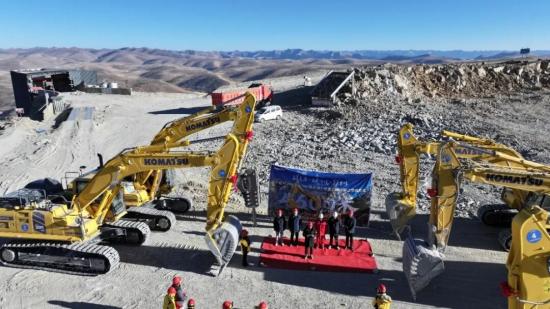 征服4600米海拔工况丨小松PC395LC-11M0混合动力挖掘机成功交付！