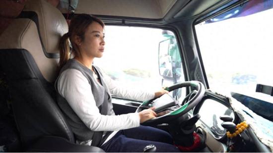 手握方向盘，她擎起的不止是家庭，更是不被定义的人生——中国重汽致敬“她力量”的万种可能