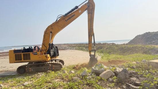 柳工975F大型挖掘机驰骋加纳矿山