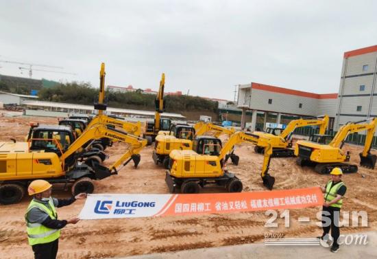 28台柳工挖掘机批量交付！9075FW轮挖+920FPLUS履带挖“双雄”出击，助力区域重点工程建设