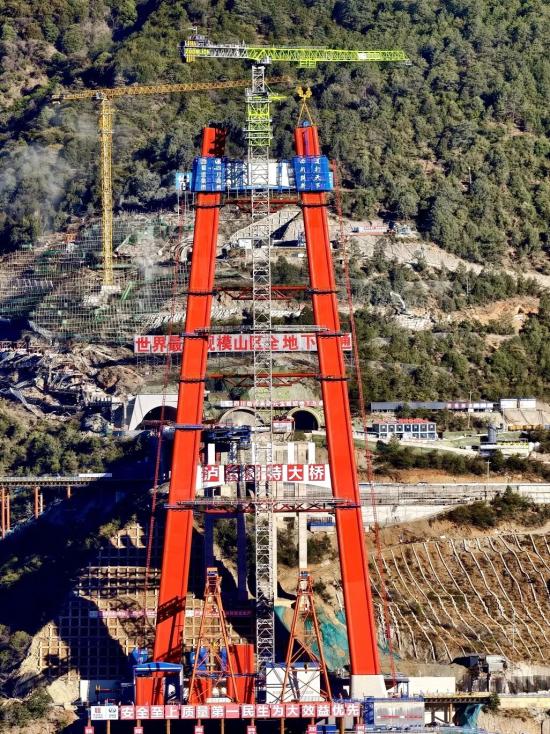 世界級(jí)橋梁再+1！中聯(lián)重科R4300塔機(jī)精準(zhǔn)完成瀘沽湖特大橋關(guān)鍵吊裝