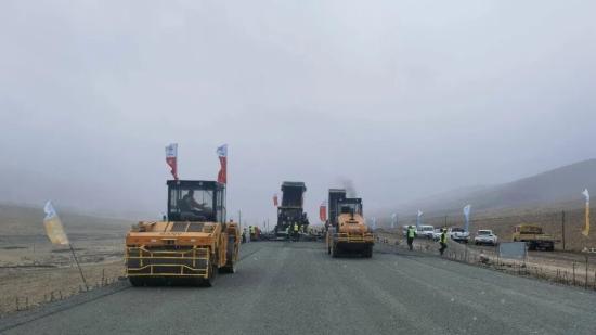 G1816烏瑪高速合賽項(xiàng)目水穩(wěn)底基層試驗(yàn)段順利攤鋪完成