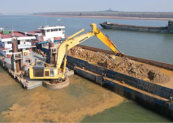 小松PC1250SP-8挖掘機：湘江航道疏浚的“效率高手”