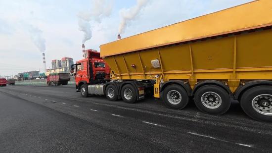 <em>徐工</em>刮板式保温运输车：上海沥青路面施工的专业之选