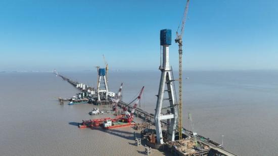 挑戰極限工況！中聯重科塔機+升降機助力杭州灣跨海鐵路大橋主塔封頂