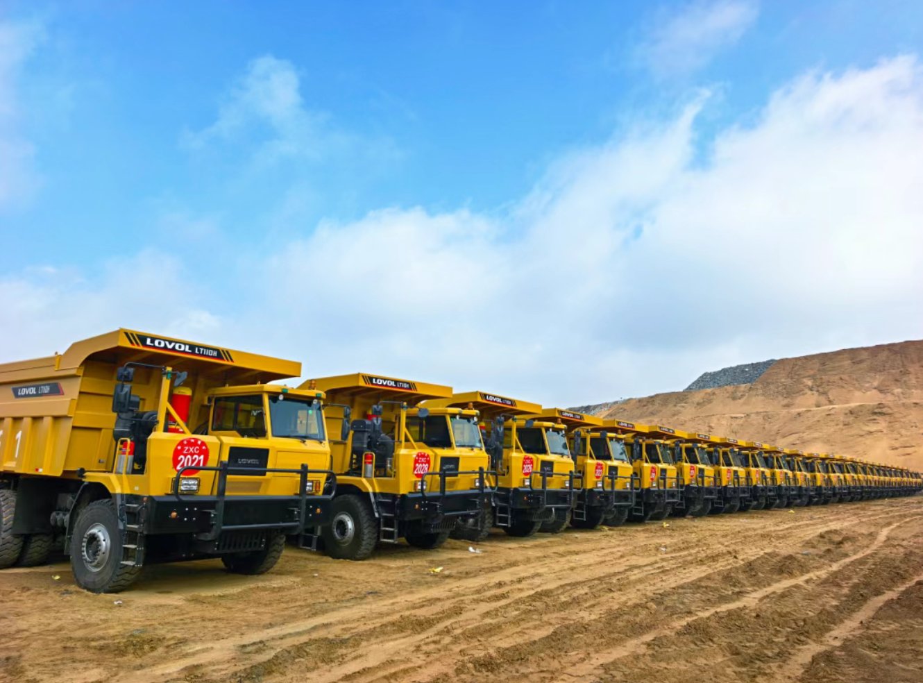 西北矿区添利刃！雷沃重工近百台矿山设备批量交付