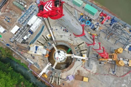 铁建重工造，全国首台可用于现浇井壁及预制管片双模式可变径<em>竖井掘进机</em>完成首口竖井开挖