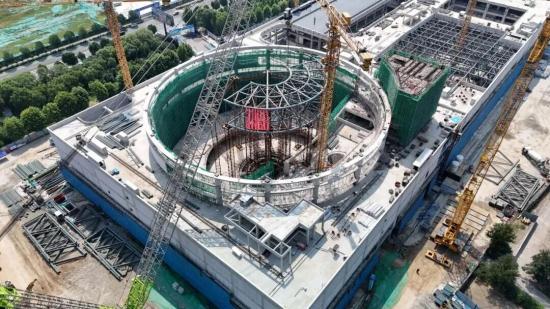 中联重科大吨位履带起重机助力动物主题场馆钢结构屋盖首榀桁架吊装施工