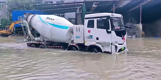 暴雨無(wú)阻 使命必達(dá)｜三一電動(dòng)攪拌車硬核防水護(hù)運(yùn)力 汛期用車養(yǎng)護(hù)指南快收好！