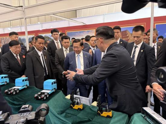 緬甸總統敏昂萊視察三一電動叉車展區