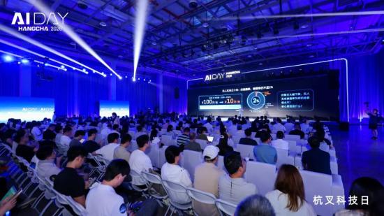 智驭先行·叉车的具身智能时代——杭叉集团举办首届AI DAY科技日 正式发布LogiMind具身大模型与全系列叉车机器人
