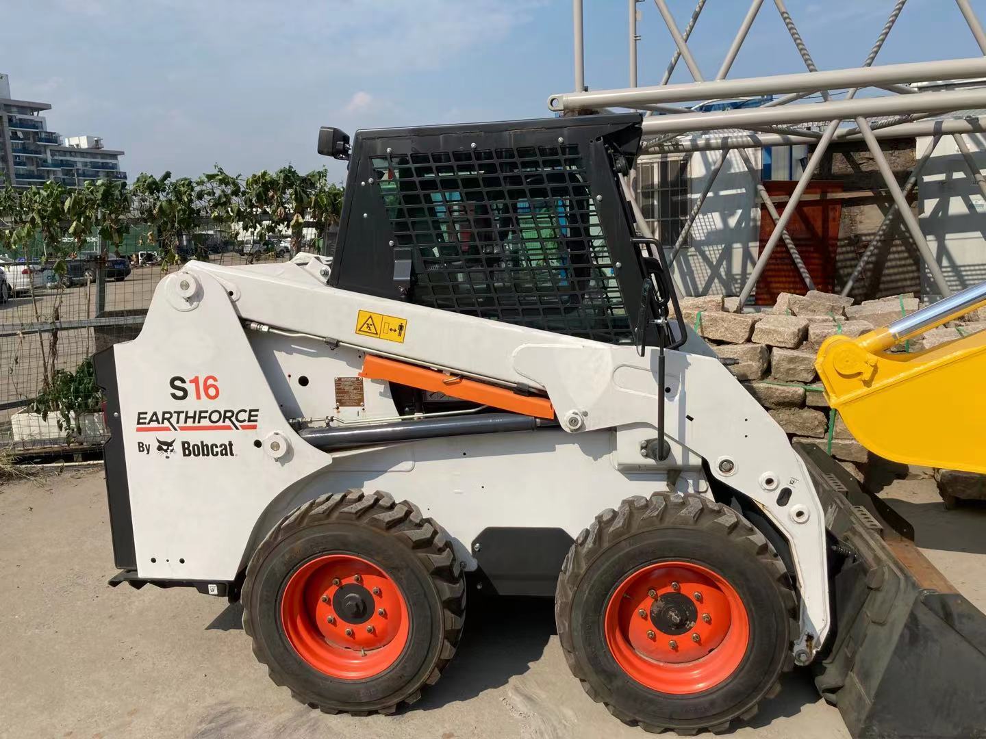 仅使用9小时的山猫s16滑移装载机,扫雪机,小型装载机